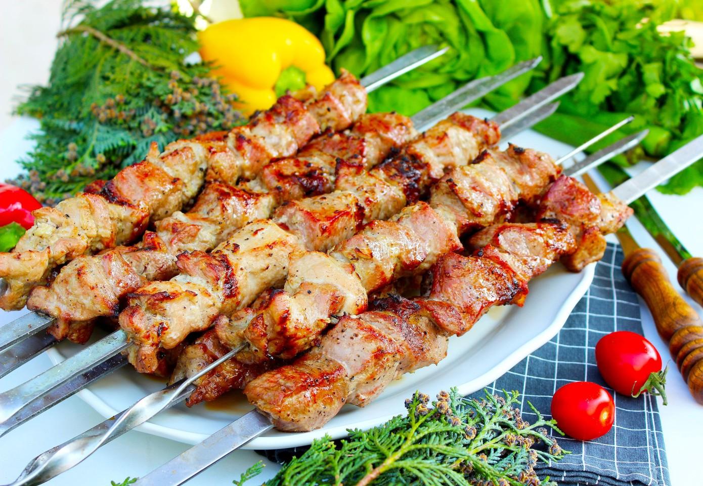 Шашлык из свиной шеи с уксусом, луком и специями